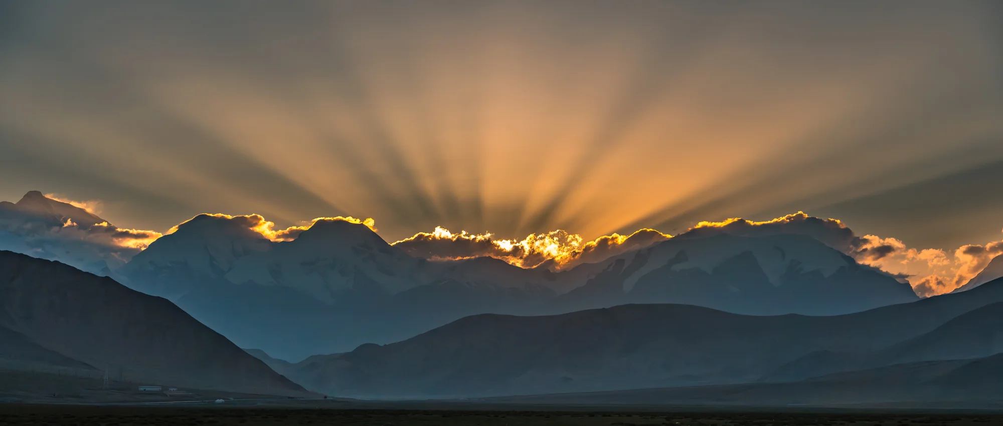 Mountain ridges photographed by Yihang Li